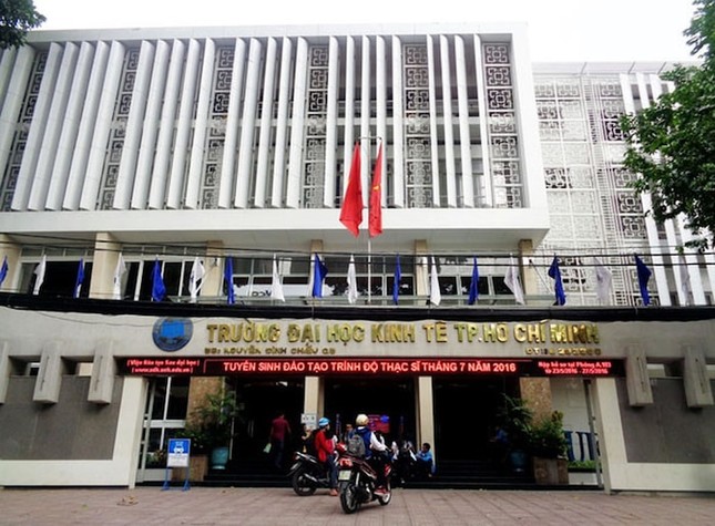 Sinh viên ĐH Kinh Tế TP.HCM bức xúc khi trường đột ngột đổi thi online sang thi tập trung ảnh 2