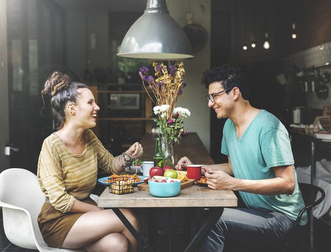 Crush rủ nhóm bạn đến “ăn chùa” buổi hẹn hò, pha xử lý của anh chàng này gây tranh cãi ảnh 1