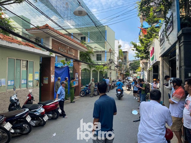 TP.HCM: Cây phượng trong sân trường bật gốc khiến 1 học sinh tử vong, 7 học sinh bị thương ảnh 4