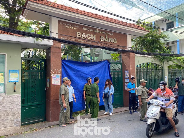 TP.HCM: Cây phượng trong sân trường bật gốc khiến 1 học sinh tử vong, 7 học sinh bị thương ảnh 5