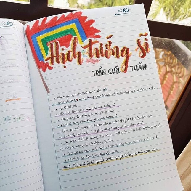 Cuốn vở Ngữ văn được trang trí đầy màu sắc, nhìn vào là muốn học bài ngay! ảnh 1