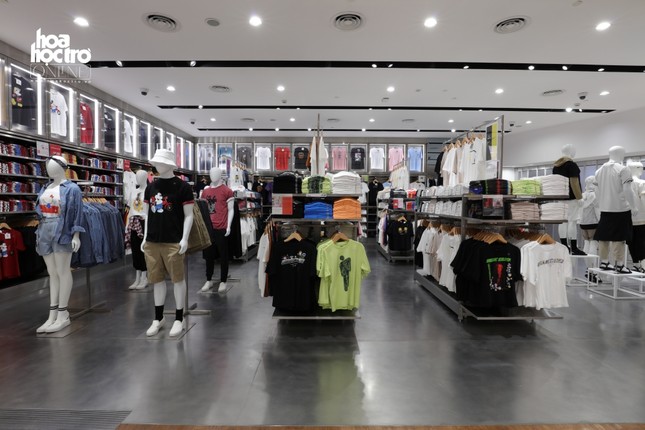Khám phá cửa hàng rộng 2000 mét vuông tại tòa nhà cao nhất Việt Nam của UNIQLO ảnh 6
