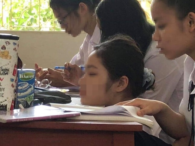 Loạt tư thế ngủ gật “bá đạo” trong lớp, đỉnh nhất là nữ sinh khiến Đen Vâu bị “réo tên“ ảnh 1