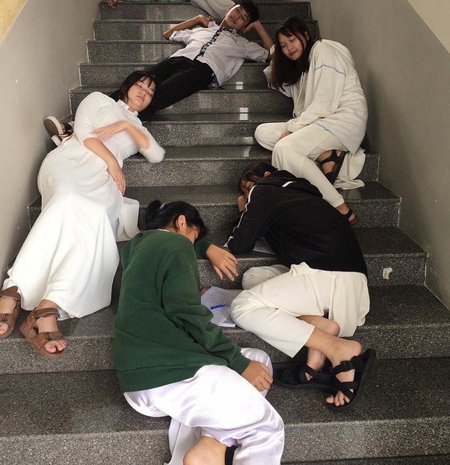 Cười ngất với chùm ảnh teen vạ vật khắp cầu thang, góc lớp khi mùa thi gần kề ảnh 3