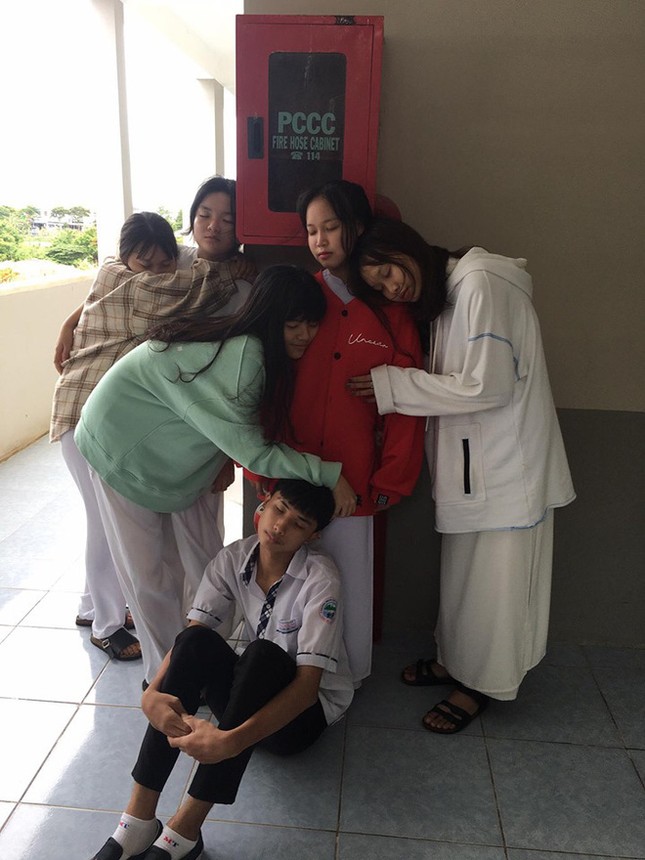 Cười ngất với chùm ảnh teen vạ vật khắp cầu thang, góc lớp khi mùa thi gần kề ảnh 2