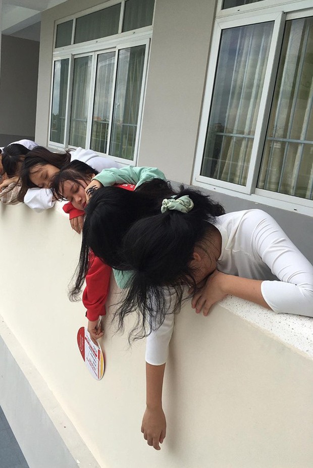 Cười ngất với chùm ảnh teen vạ vật khắp cầu thang, góc lớp khi mùa thi gần kề ảnh 1