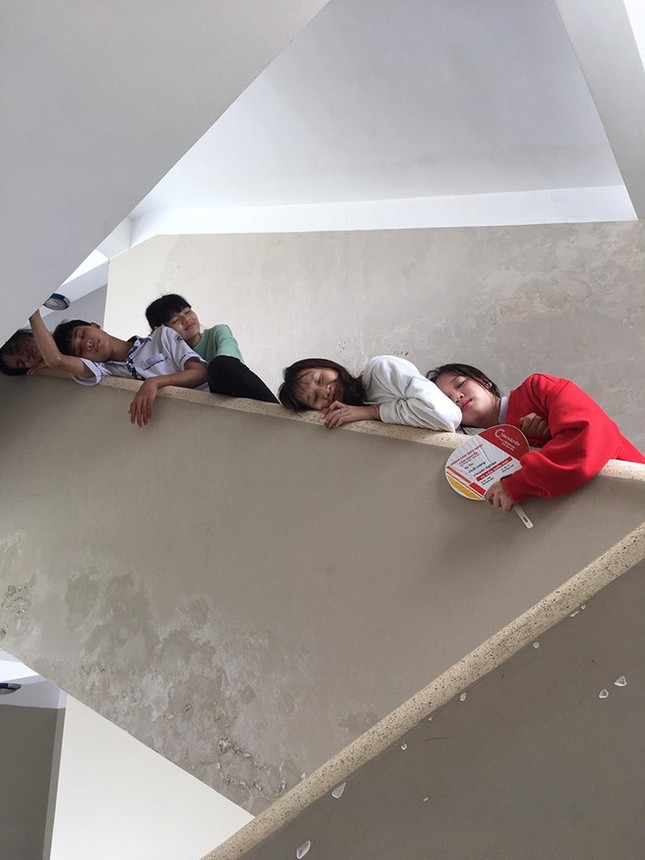 Cười ngất với chùm ảnh teen vạ vật khắp cầu thang, góc lớp khi mùa thi gần kề ảnh 5