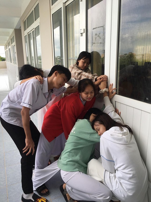 Cười ngất với chùm ảnh teen vạ vật khắp cầu thang, góc lớp khi mùa thi gần kề ảnh 4
