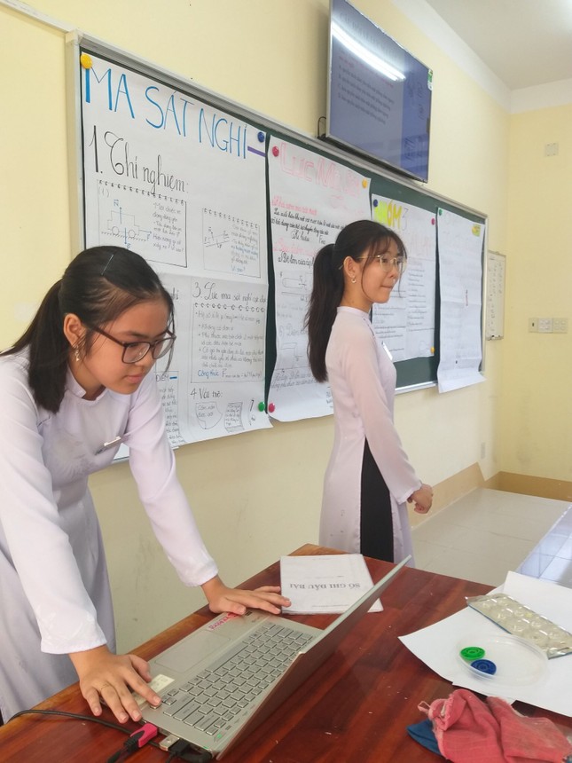 Tự sự của một “thần dân” khối chuyên Anh: 7749 câu chuyện dở khóc dở cười ảnh 2