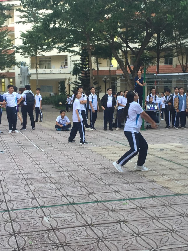 Tự sự của một “thần dân” khối chuyên Anh: 7749 câu chuyện dở khóc dở cười ảnh 4