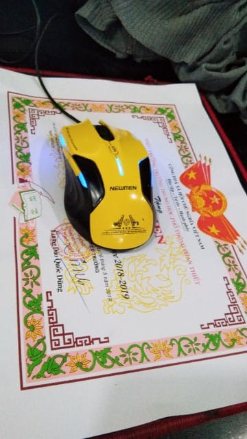 Khi team học giỏi dùng điện thoại: Dán cả bảng điểm vào ốp lưng thì ai đọ lại! ảnh 2