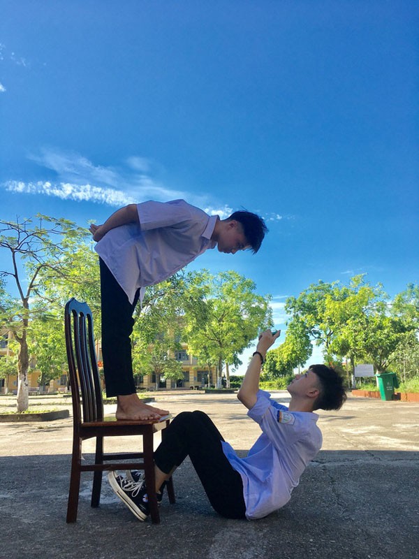 Khi bạn muốn chụp ảnh thẻ mà không có nền xanh thì đây là cách giải quyết cực kỳ sáng tạo! ảnh 1