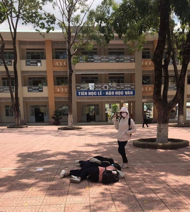 “Hot trend” mùa thi năm 2020: “Hạ cánh” giữa sân trường sau khi biết đề thi, điểm kiểm tra ảnh 5