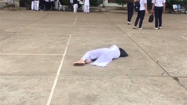 Bức ảnh nữ sinh nằm ở sân trường khiến MXH xôn xao, lý do sau đó khiến ai cũng “ngã ngửa“ ảnh 1