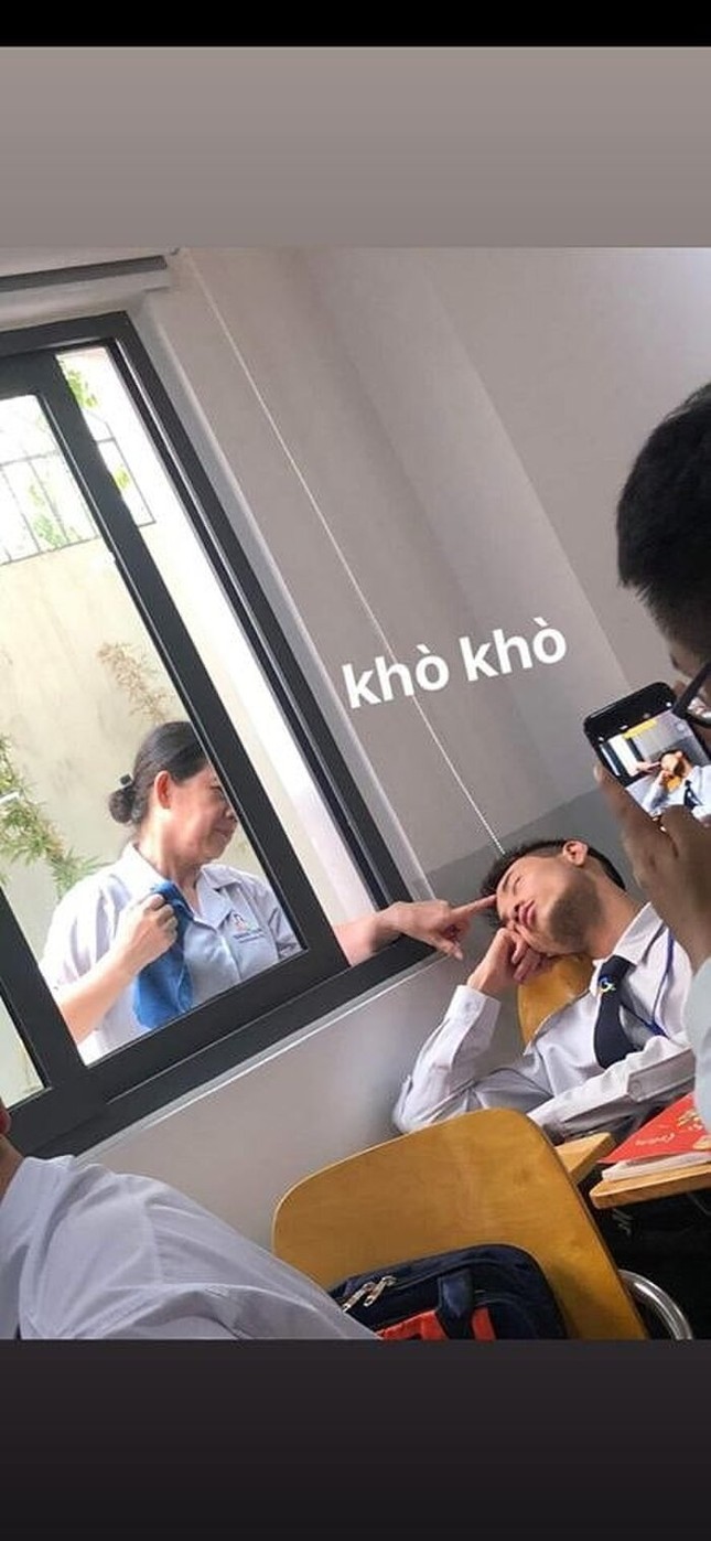 Nam sinh ngủ gật trong lớp và hành động bất ngờ của cô lao công khiến dân mạng bật cười ảnh 1