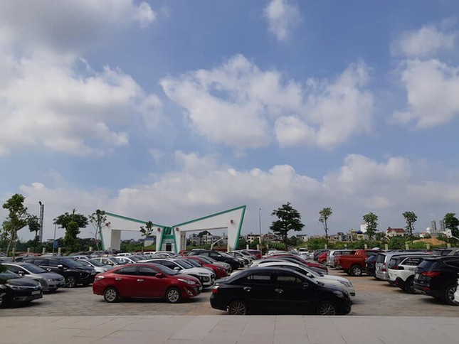 Hàng trăm ô tô đỗ kín cả sân trường trong buổi họp phụ huynh học sinh tại Thái Nguyên ảnh 3