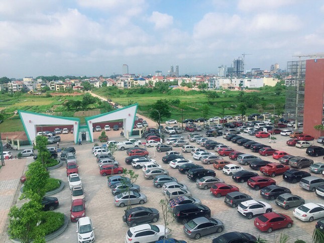 Hàng trăm ô tô đỗ kín cả sân trường trong buổi họp phụ huynh học sinh tại Thái Nguyên ảnh 1