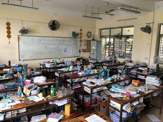 Sách vở bày bừa ngổn ngang khắp lớp học, lý do phía sau khiến ai cũng xót xa, đồng cảm ảnh 1