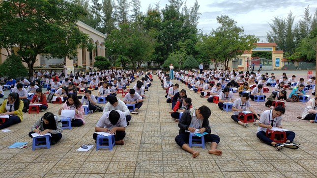 Trường THPT tại TP.HCM cho học sinh làm bài kiểm tra dưới sân trường để chống gian lận ảnh 2