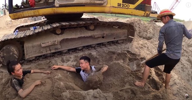 Con trai Bà Tân Vlog bị “ném đá” vì lại bày trò câu view thắp nhang cúng vái em gái ảnh 1