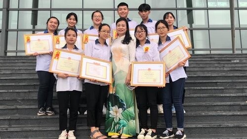 Lớp 12 ở Vĩnh Phúc nhận tổng tiền thưởng gần nửa tỉ đồng vì có thành tích học tập tốt ảnh 2