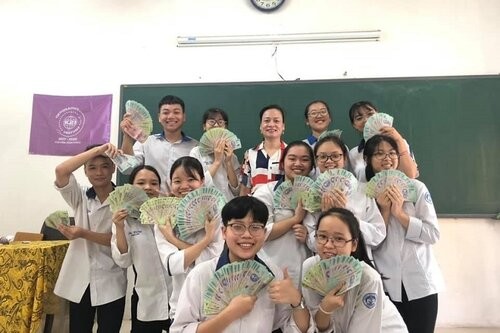 Lớp 12 ở Vĩnh Phúc nhận tổng tiền thưởng gần nửa tỉ đồng vì có thành tích học tập tốt ảnh 1