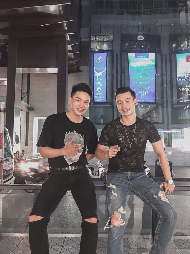 Màn “đọ” body siêu hài hước của chàng bác sĩ điển trai và anh quân nhân “Người Ấy Là Ai“ ảnh 2