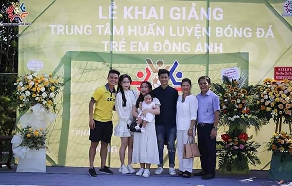 Dân mạng tiếp tục “soi” ngoại hình của Huỳnh Anh trong ảnh chụp cùng gia đình Quang Hải ảnh 1