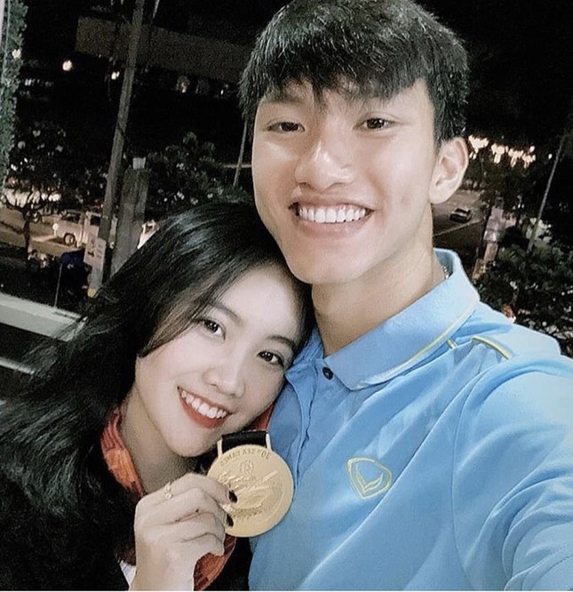 Trước ngày trở về nước, cầu thủ Văn Hậu và bạn gái lâu năm dính tin đồn “đường ai nấy đi“ ảnh 2