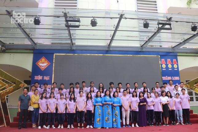 Hà Nội: Buổi lễ ra trường đầy xúc động của các bạn học sinh lớp 9 THCS Thăng Long ảnh 1