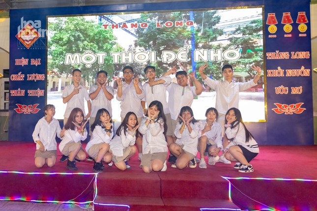 Hà Nội: Buổi lễ ra trường đầy xúc động của các bạn học sinh lớp 9 THCS Thăng Long ảnh 7