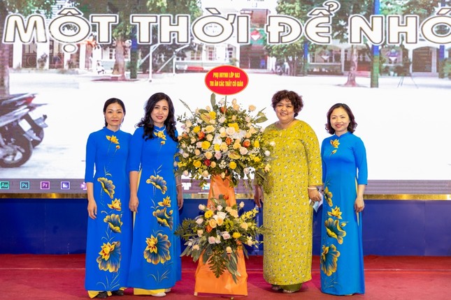 Hà Nội: Buổi lễ ra trường đầy xúc động của các bạn học sinh lớp 9 THCS Thăng Long ảnh 2