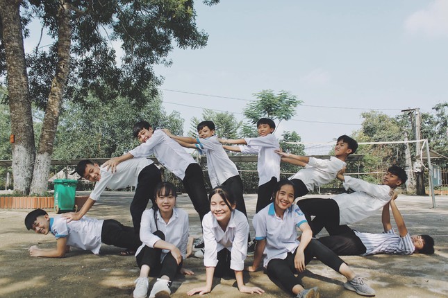 Khi cô chủ nhiệm là “thợ chụp ảnh“: Tập thể lớp sẽ có những bức ảnh “bắt trend” cực vui! ảnh 1