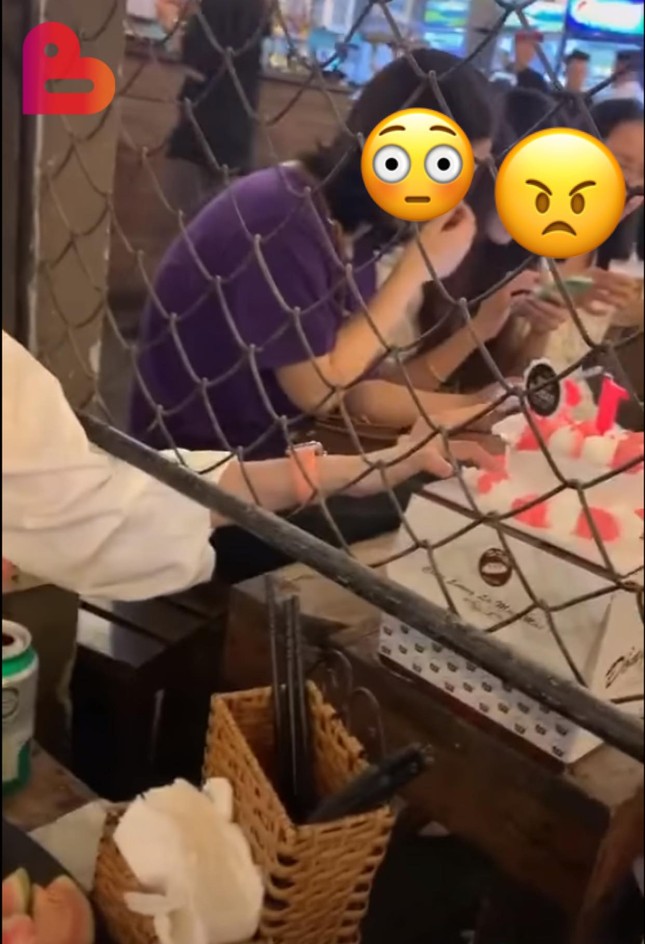 Dân mạng ngán ngẩm về sự “vô tư” của cô gái trẻ đưa tay sang bàn bên cạnh “nếm bánh kem“ ảnh 1