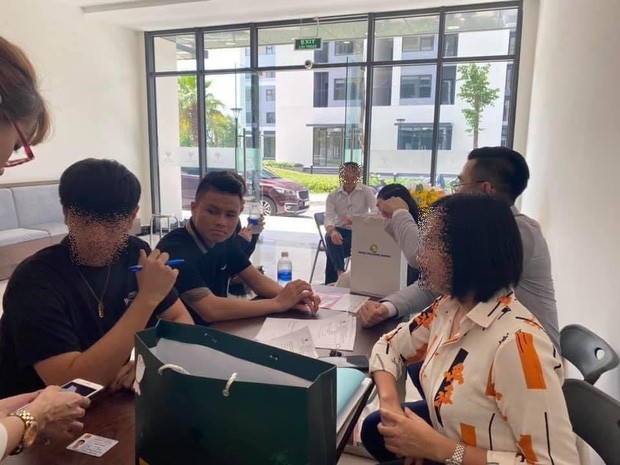 Cầu thủ Quang Hải mua nhà mới, trở thành hàng xóm với vợ chồng Đông Nhi - Ông Cao Thắng ảnh 1
