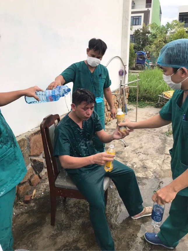 Xót xa hình ảnh các y, bác sĩ tại Đà Nẵng làm việc tới kiệt sức phải truyền nước ảnh 2