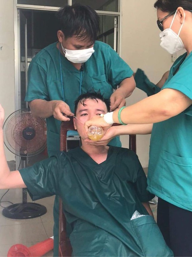 Xót xa hình ảnh các y, bác sĩ tại Đà Nẵng làm việc tới kiệt sức phải truyền nước ảnh 4