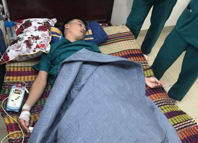 Xót xa hình ảnh các y, bác sĩ tại Đà Nẵng làm việc tới kiệt sức phải truyền nước ảnh 1