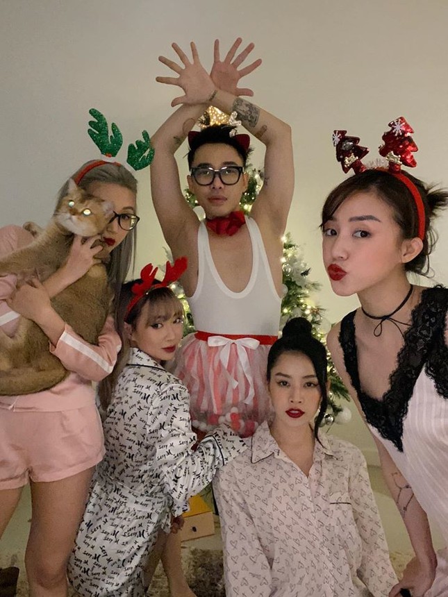 MC gây tranh cãi với phát ngôn trên sóng truyền hình: “Không hiểu sao mặc đồ bộ ra đường“ ảnh 3