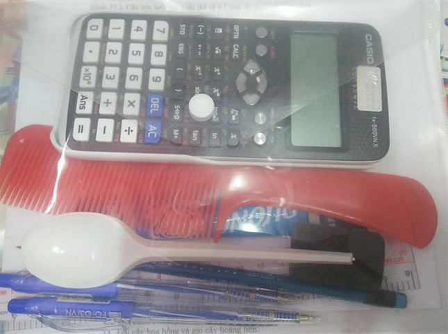 Loạt đồ vật “bá đạo” teen mang vào phòng thi năm nay: Xoài, muỗng, thậm chí cả... mèo! ảnh 4