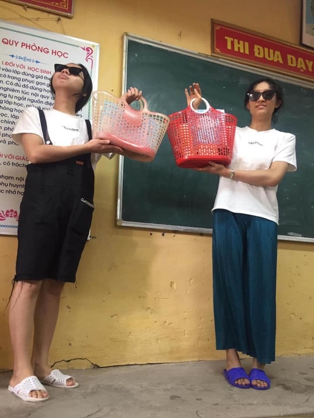 Đầu năm học đi nhận lớp mang cặp gì cho “chất“: Nhiều bạn teen chọn... làn đi chợ! ảnh 5