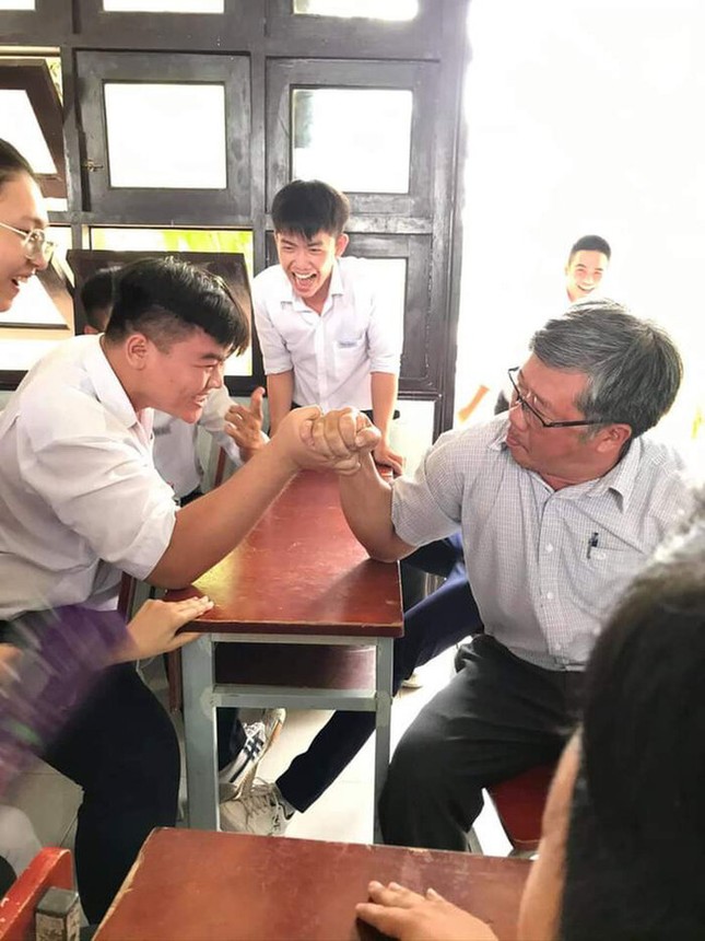 Dân mạng thích thú với nam sinh “thách đấu” thầy giáo tham gia trò chơi quen thuộc ảnh 1