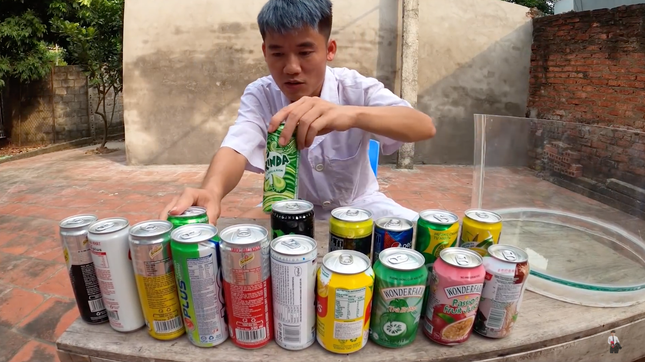 Con trai Bà Tân Vlog lại bị dân mạng chỉ trích khi làm “thí nghiệm” trộn 50 loại nước ngọt ảnh 1