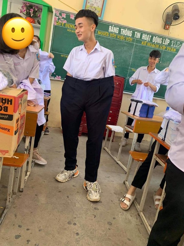 “Nỗi khổ” của teen mỗi mùa khai giảng: Nhận đồng phục trường với số đo... trên trời! ảnh 1