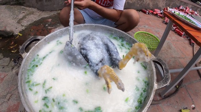 Con trai Bà Tân Vlog bị phạt 7,5 triệu đồng vì làm clip nấu cháo gà nguyên lông phản cảm ảnh 2