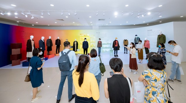 Hà Nội: “Đả nữ” Ngô Thanh Vân, vợ chồng Trang Lou - Tùng Sơn tham dự triển lãm thời trang ảnh 1