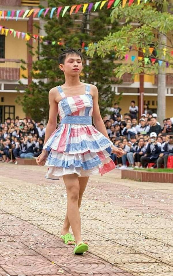 Khi trường học trở thành “sàn diễn thời trang“: Teen diện trang phục siêu độc đáo ảnh 1