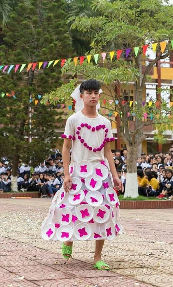 Khi trường học trở thành “sàn diễn thời trang“: Teen diện trang phục siêu độc đáo ảnh 7