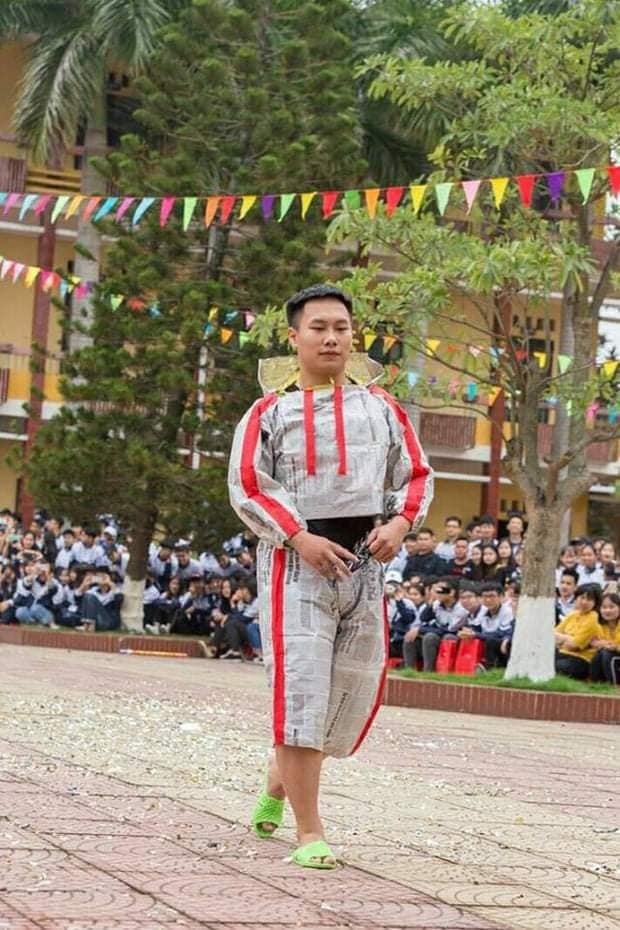 Khi trường học trở thành “sàn diễn thời trang“: Teen diện trang phục siêu độc đáo ảnh 2