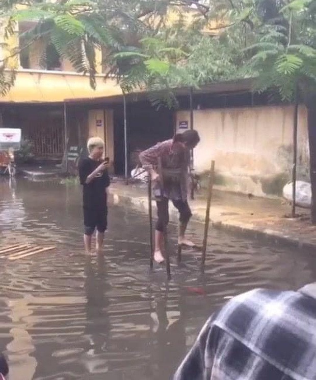 Sinh viên đi học mùa mưa: Cà kheo là “phương tiện” số 1 được lựa chọn! ảnh 2